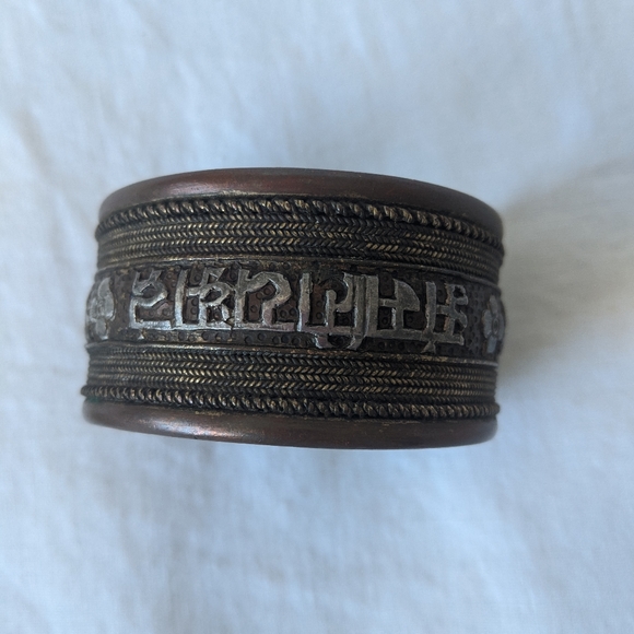 Pair of Tibetan prayer cuffs - Picture 3 of 5